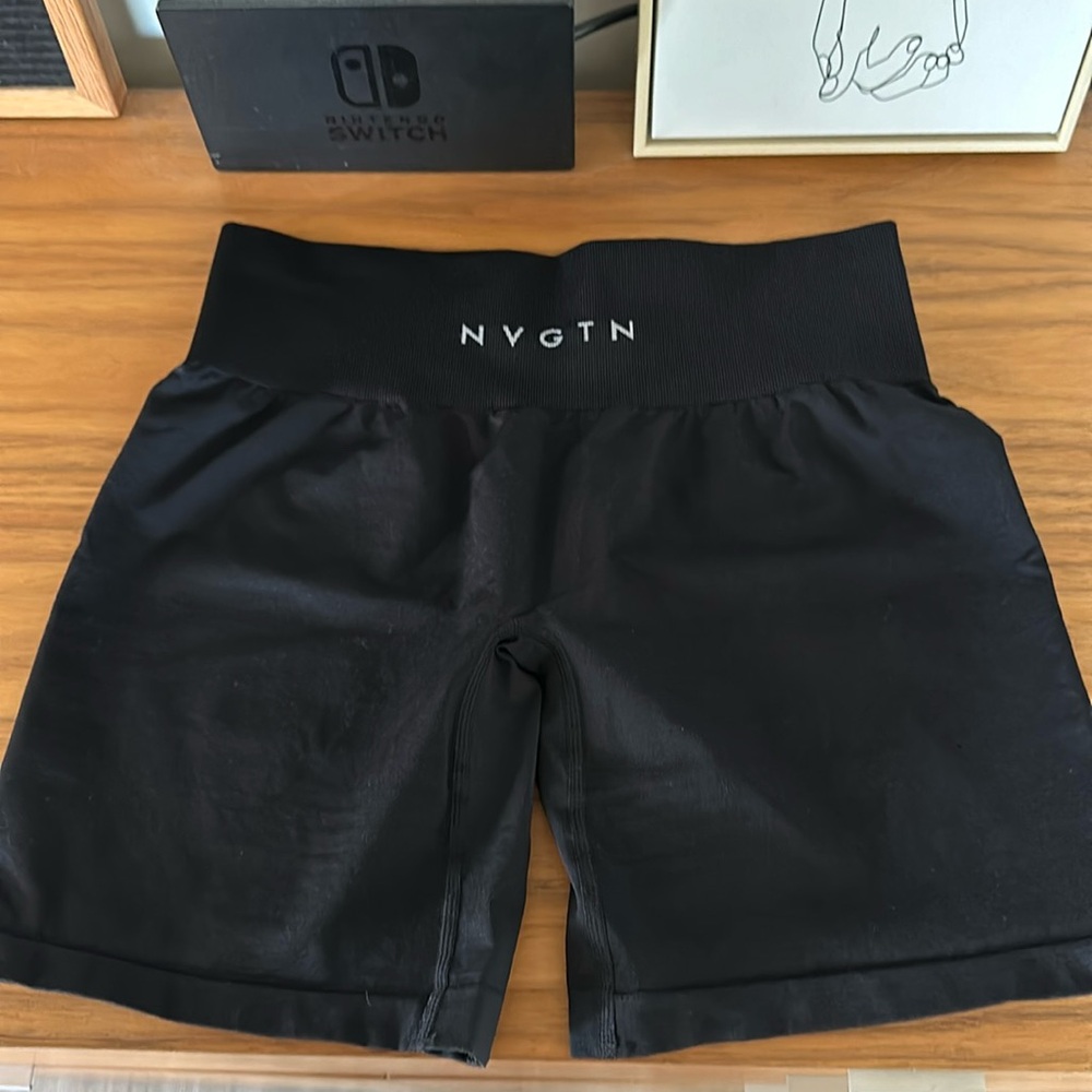Solid seamless shorts NVGTN - BLACK
